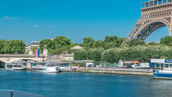 エッフェル塔はパリのセーヌ川の堤防からタイムラプスします 晴れた夏の日にイェナ橋の近くの川に船やボートの駅 — ストック写真