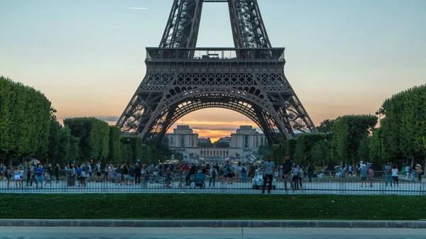 Eiffelturm Tag Nacht Übergangszeit Und Menschen Die Abends Auf Dem — Stockfoto