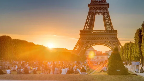 Ейфелева Вежа Видно Марсовому Sunset Timelapse Париж Франція Люди Сидять — стокове фото