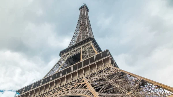 Torre Eiffel Quadris Timelapse Tiro Base Torre Eiffel Céu Nublado — Fotografia de Stock