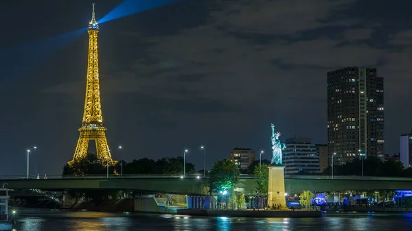 Pequeña Estatua Libertad Ubicada Cerca Del Timelapse Nocturno Torre Eiffel — Foto de Stock