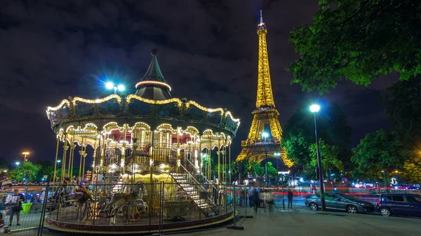 Carrossel Vintage Iluminado Perto Torre Eiffel Noite Timelapse Paris Pessoas — Fotografia de Stock