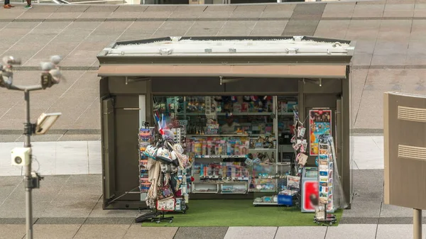 Francuski Kiosk Prasowy Timelapse Międzynarodowymi Francuskimi Gazetami Znajduje Się Słynnej — Zdjęcie stockowe