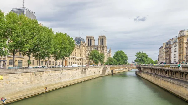 ノートルダム パリとセーヌ川のタイムラプスは パリで最も有名なシンボルの1つです プチブリッジ ルシガー枢機卿と警察署 夏の晴れた日に川や堤防のボートでサン ミシェル橋からの眺め — ストック写真