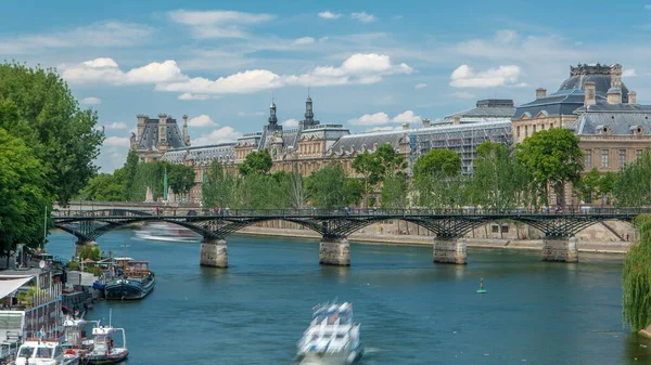 観光船は Pont Des Arts パリでセーヌ川のタイムラプス ボート駅下渡します 背景にルーブル美術館 パリはヨーロッパでトップの観光地です 夏の日の青 Cloury — ストック写真