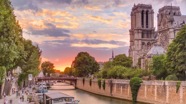 フランス パリのノートルダム大聖堂パリ タイムラプスの夕景 大司教の橋からの眺め ボート駅と堤防 アーキテクチャと劇的な空夏の日にパリのランドマーク — ストック写真