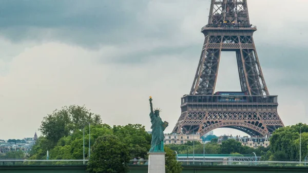 Estátua Liberdade Torre Eiffel Timelapse Vista Ponte Mirabeau Antes Pôr — Fotografia de Stock