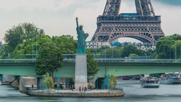 Statue Liberty Eiffel Tower Timelapse View Mirabeau Bridge Sunset Paris — Stock Photo, Image