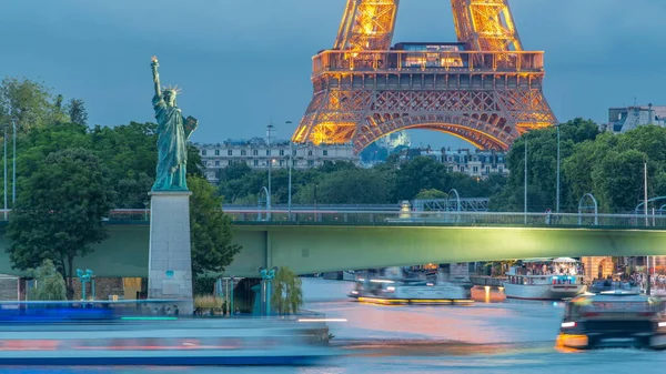 Estátua Liberdade Torre Eiffel Dia Noite Transição Timelapse Refletida Água — Fotografia de Stock