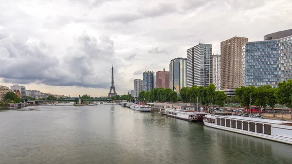 自由女神像和埃菲尔铁塔的时间在水面上倒映着现代建筑和公路交通 日落前从米拉博大桥看风景 法国巴黎 — 图库照片