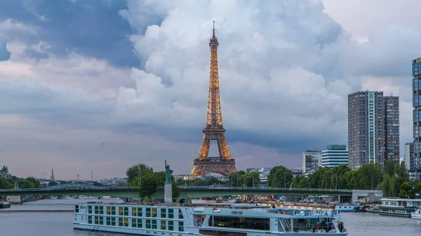 Estátua Liberdade Torre Eiffel Transição Dia Para Noite Timelapse Refletiu — Fotografia de Stock