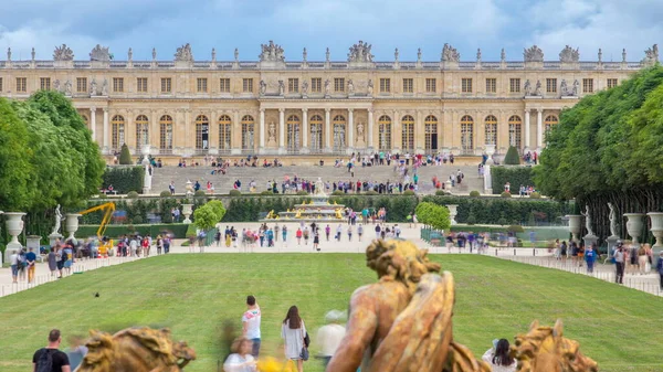 著名的凡尔赛宫 花园美丽 与阿波罗喷泉相望 凡尔赛宫是一座皇家城堡 它被添加到联合国教科文组织的世界遗产名录中 法国巴黎 — 图库照片