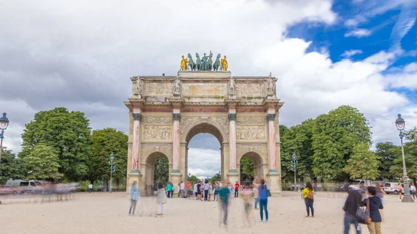 凱旋門 凱旋門 Arc Triomhe Carrousel フランスのパリにあるチュイルリー庭園で時間経過します 青空の下 夏の日には観光客が歩いています 記念碑はナポレオンの軍の勝利を記念して1806年から1808年にかけて建てられた — ストック写真