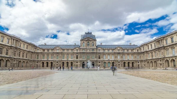 Pátio Interno Louvre Com Fonte Timelapse Céu Nublado Dia Verão — Fotografia de Stock