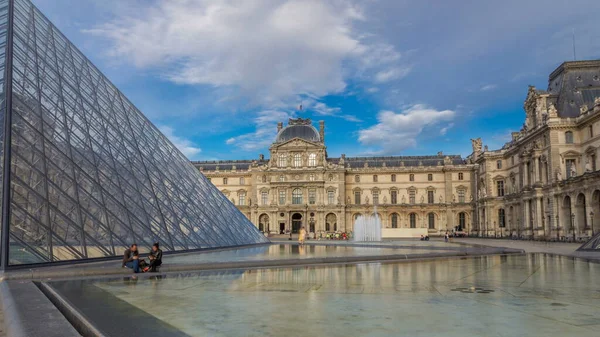 Grande Pirâmide Vidro Com Fontes Pátio Principal Museu Louvre Timelapse — Fotografia de Stock
