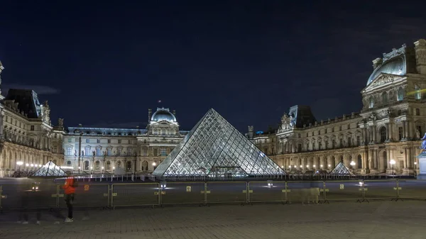 View Famous Louvre Museum Louvre Pyramid Illuminated Night Timelapse Музей — стоковое фото