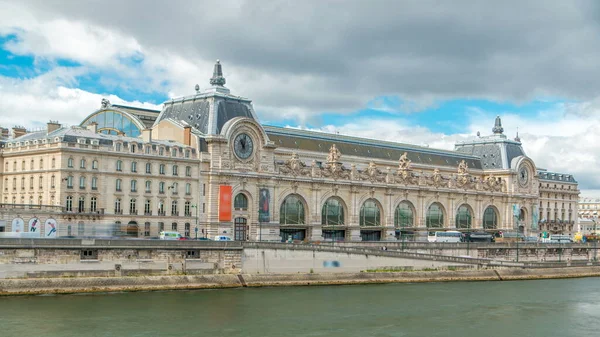 Musée d'Orsay Paris timelapse, Seine sol yakasında bir müzedir. Royal Köprüsü'nden görüntüleyin. Musée d'Orsay dünyanın izlenimci resimlerinin en büyük toplama vardır. Paris, Fransa