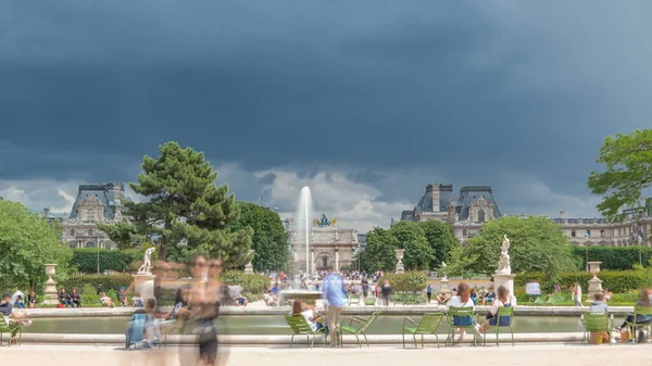 Lidé Dovolené Kašny Parku Průchodné Tuileries Palác Louvre Muzeum Timelapse — Stock fotografie