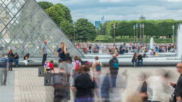 Turister Poserar Och Gör Bilder Nära Louvren Timelapse Berömda Franska — Stockfoto