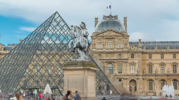 Lodewijk Xiv Standbeeld Het Louvre Museum Timelapse Parijs Frankrijk Het — Stockfoto