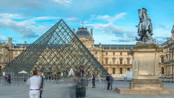 フランス パリのルーブル博物館タイムラプスでルイ 世界最大級の美術館と歴史的な記念碑の パリの中心部のランドマークです ポーズの写真を作る観光客 — ストック写真