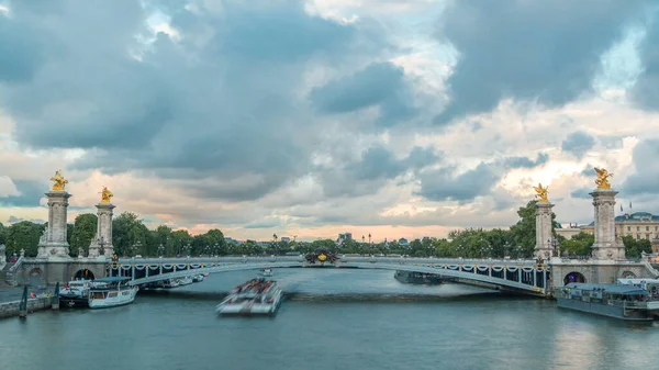 亚历山大三世桥横跨塞纳河的时间 装饰华丽的艺术新东方灯和雕塑 从Invalides桥观看 日落前的蓝天 — 图库照片