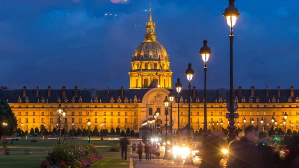 Les Invalides昼から夜への移行時間はパリ フランスで経過します 照明をオンにして 道路上の街路灯と交通 — ストック写真