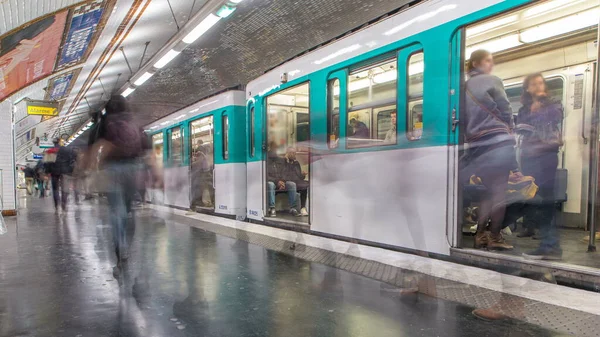 Zeitraffer Auf Den Bahnsteigen Der Pariser Bahn Züge Kommen Und — Stockfoto