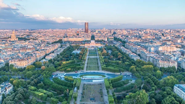 Flygfoto Över Stor Stad Skyline Med Field Mars Och Parkera — Stockfoto