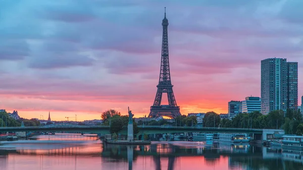 Wieża Eiffla Sunrise Timelapse Łodzi Sekwanie Paryżu Francja Widok Mostu — Zdjęcie stockowe