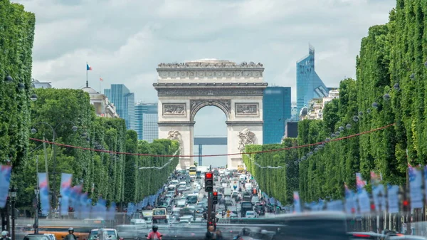 Ark Triomphe Şanzelize Trafik Saatiyle Izledi Yeşil Ağaçlar Yaz Gününde — Stok fotoğraf