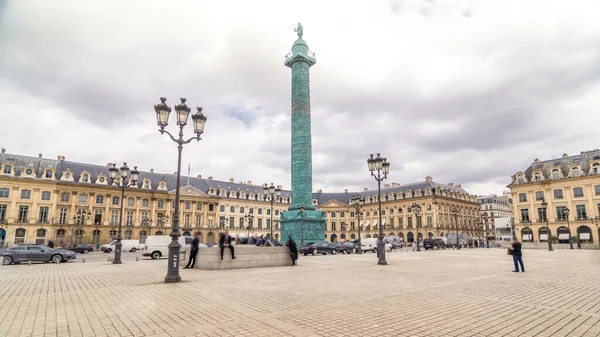 ヴァンドーム広場にナポレオン ボナパルトの像とヴァンドーム列タイムラプス フランス 夏の空と道路上のトラフィック — ストック写真
