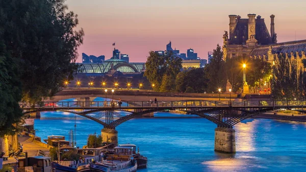 查看在巴黎艺术桥上日落天后到晚上过渡过程从新桥 船舶在垂直戈蓝广场附近的塞纳河 关于水的思考 — 图库照片