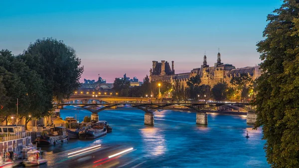 查看在巴黎艺术桥上日落天后到晚上过渡过程从新桥 船舶在垂直戈蓝广场附近的塞纳河 关于水的思考 — 图库照片