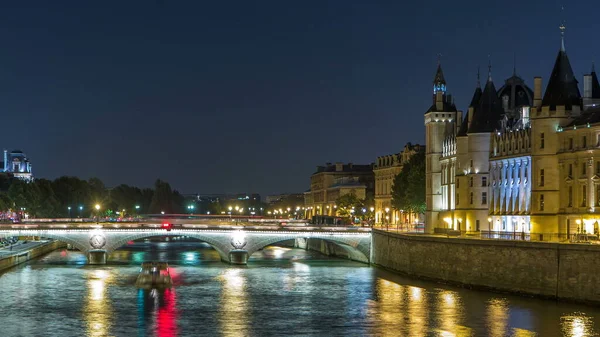 コンシェルジュリー城とポン チェンジで島の景色を眺めることができます 夜間照明は水に反射する フランスパリ — ストック写真