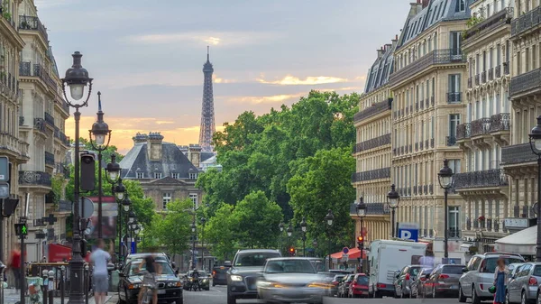 Güneş Arka Planda Eiffe Kulesi Olan Paris Sufflot Caddesi Ndeki — Stok fotoğraf