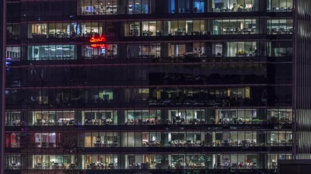 Edifício de escritório moderno com grandes janelas à noite timelapse, na luz das janelas brilha — Vídeo de Stock