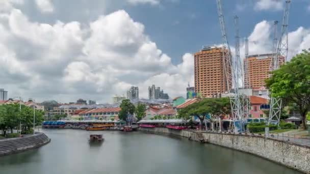 Toeristische boten aanmeren bij Clarke Quay habour timelapse hyperlapse. — Stockvideo