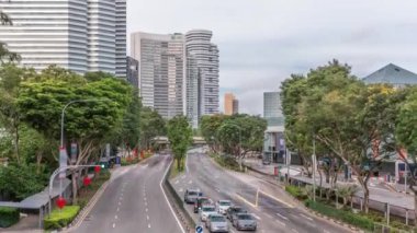 Singapur 'un orta kesimindeki bir caddede ve şehir merkezinde trafik vardı.