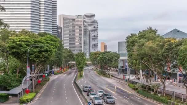 Verkeer met auto 's op straat en in de stad in de centrale wijk van Singapore timelapse — Stockvideo