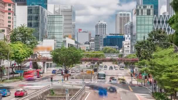 Singapur 'un orta kesimindeki bir caddede ve şehir merkezinde trafik vardı. — Stok video