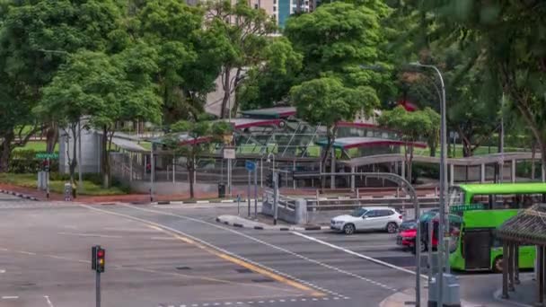 Traffic with cars on a street and urban scene in the central district of Singapore timelapse — Stock Video