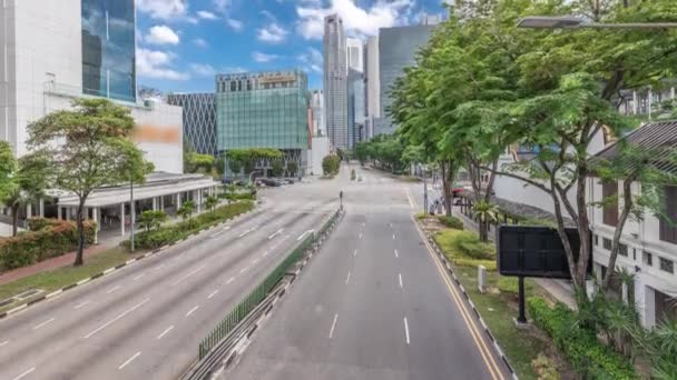 Verkehr mit Autos auf einer Straße und städtischen Szene im zentralen Bezirk von Singapur Zeitraffer — Stockvideo
