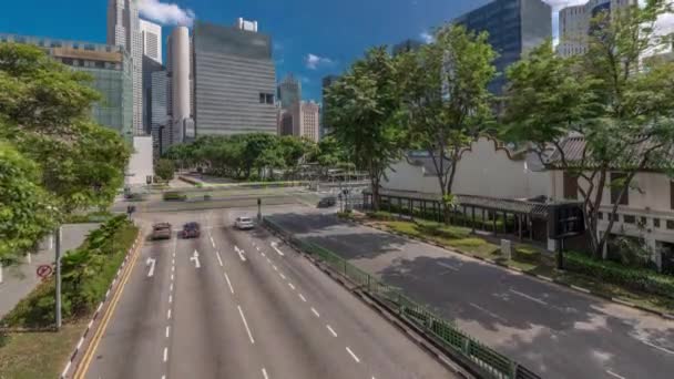 Trafik med bilar på en gata och stadsmiljö i centrala Singapore timelapse — Stockvideo