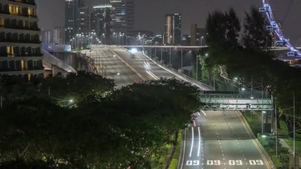 Κυκλοφορία με αυτοκίνητα σε ένα δρόμο και αστική σκηνή στην κεντρική συνοικία της Σιγκαπούρης νύχτα timelapse — Αρχείο Βίντεο