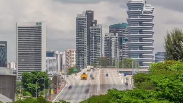 Ruch z samochodami na ulicy i miejskiej scenie w centralnej dzielnicy Singapuru timelapse — Wideo stockowe