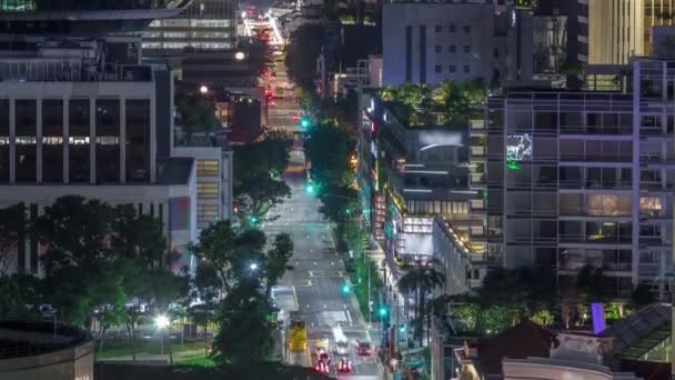 Trafik med bilar på en gata och urban scen i centrala stadsdelen Singapore natt timelapse — Stockvideo