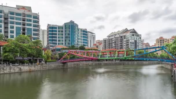 Alkaff Bridge på Singapore River vid Robertson Quay med mörkgrå moln timelapse hyperlapse — Stockvideo