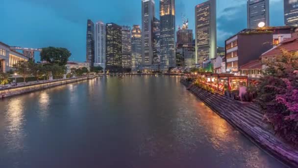 Singapur muelle con rascacielos altos en el distrito central de negocios en Boat Quay día a noche timelapse — Vídeo de stock