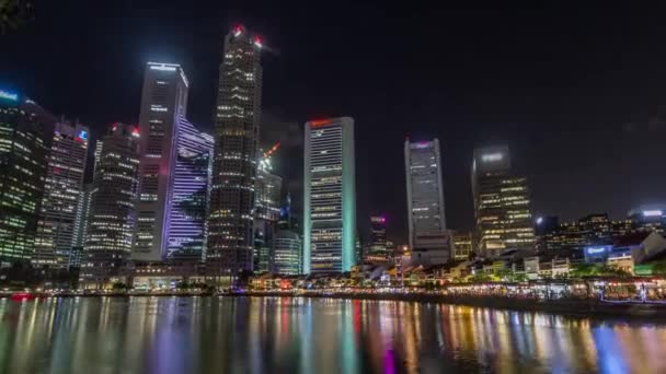 Singapur muelle con rascacielos altos en el distrito central de negocios en Boat Quay noche timelapse hiperlapso — Vídeos de Stock
